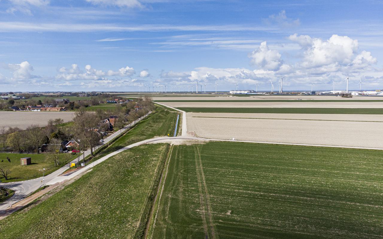 De landbouw in de Oostpolder, tussen de Eemshaven en het dorp Oudeschip, moet wijken voor industrie. 