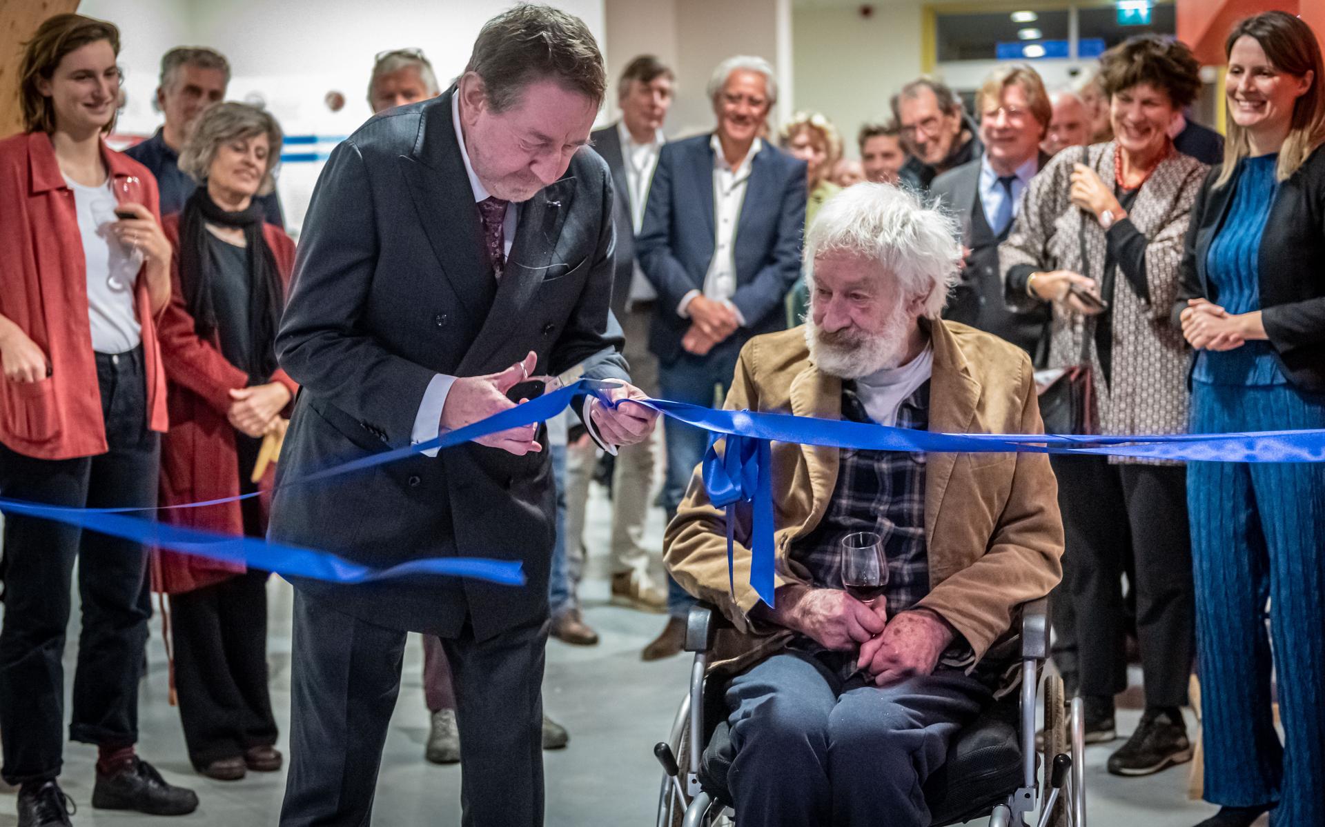 Jean-Pierre Rawie (links) knipt het lint door van een tentoonstelling met werk van Matthijs Röling in Museum Wierdenland. Uiterst rechts directeur Elise van Ditmars.