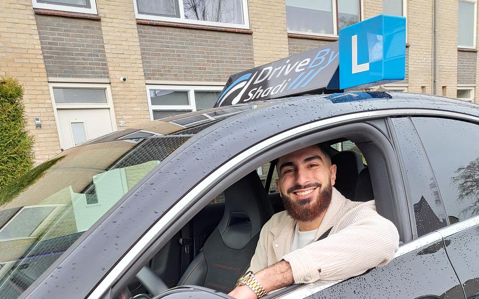 Shadi Hijazi in zijn splinternieuwe auto voor de rijlessen, een handgeschakelde Mercedes-Benz CLA benzine. 
