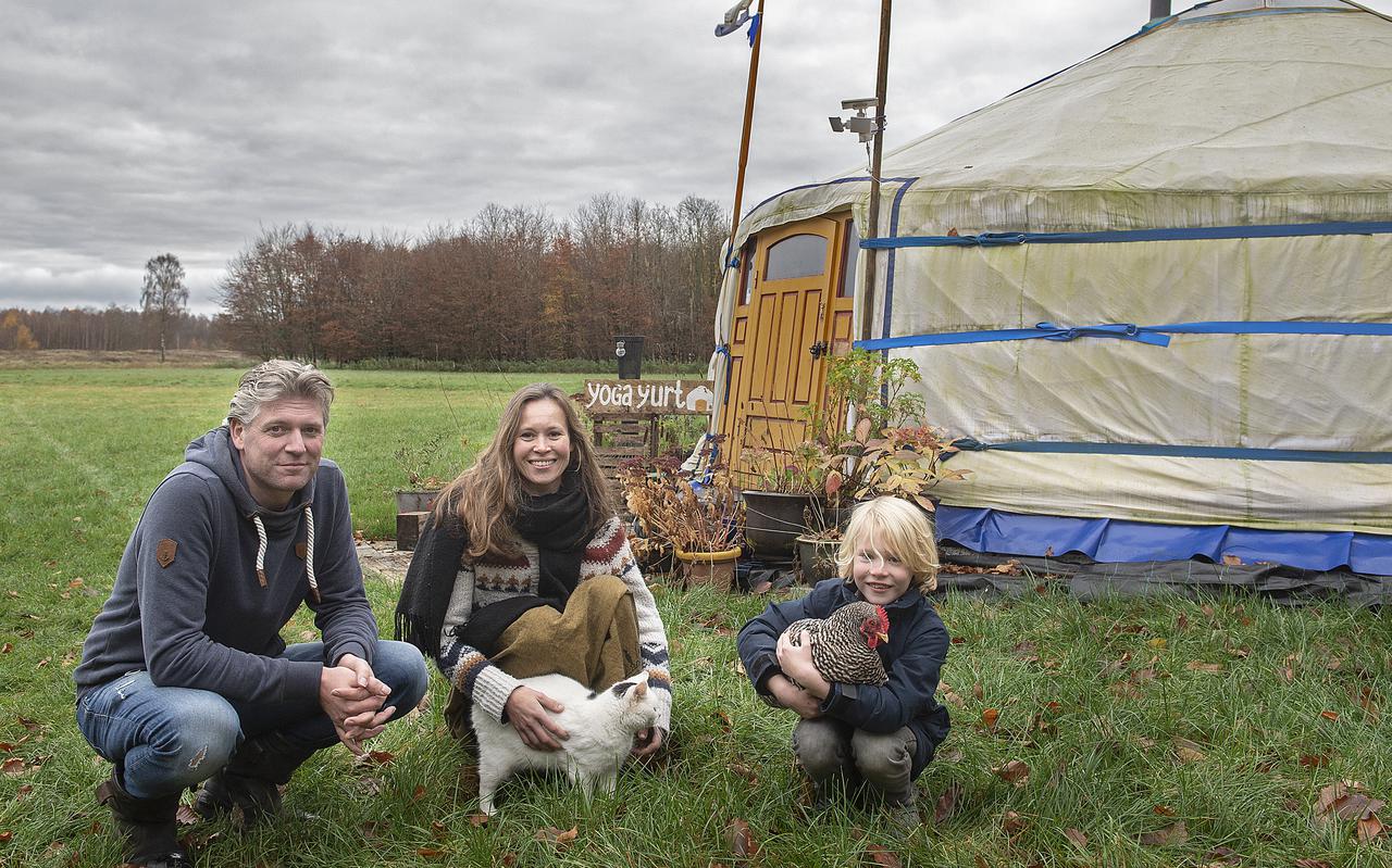 Rolf Erkens, Marianne Nicolai en hun zoon Sam (7) en poes Poekie op hun toekomstige woonplek in Klazienaveen-Noord. De yurt van Marianne staat er al. 