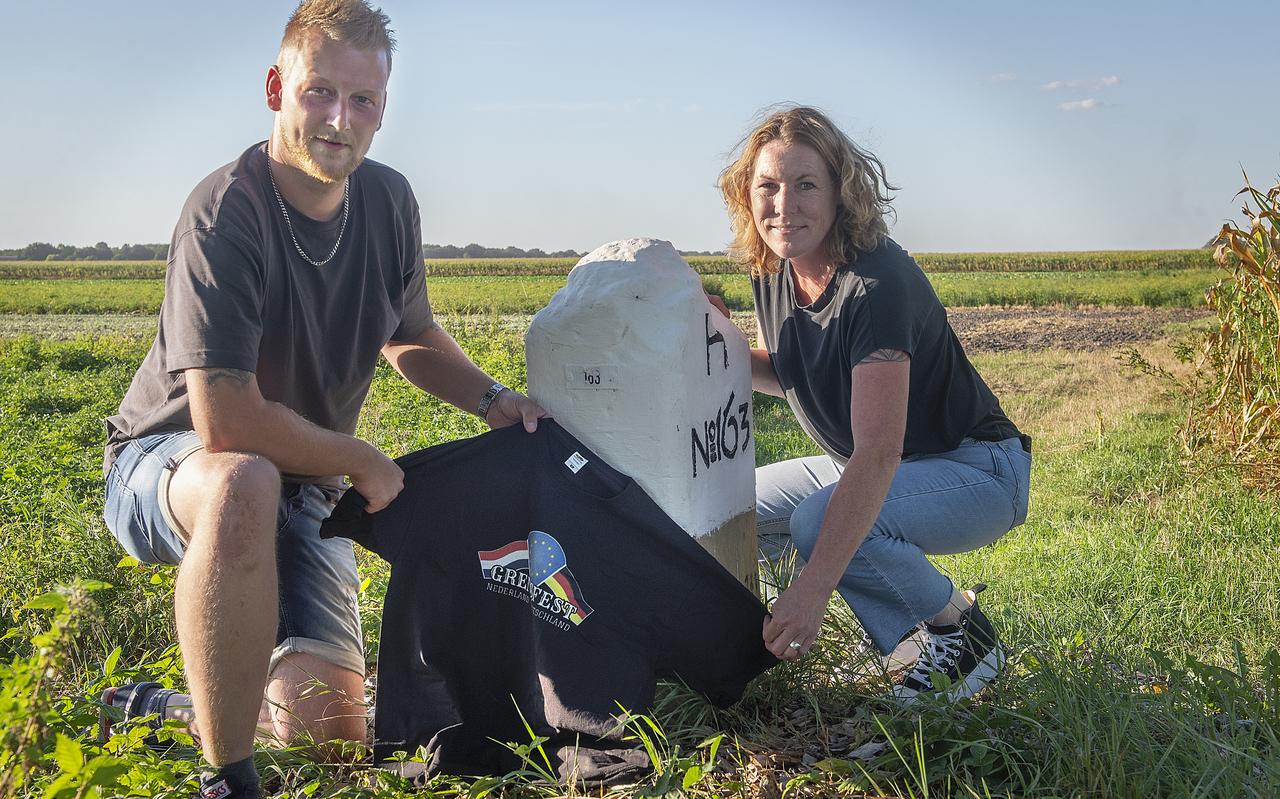Het grensoverschrijdende Grensfest maakt zaterdag een doorstart bij de grenspaal tussen Barger-Compascuum en Hebelermeer (D). Medeorganisatoren Niklas Husers en Jessica Mencke zijn er klaar voor. Het grensoverschrijdende Grensfest maakt zaterdag een doorstart bij de grenspaal tussen Barger-Compascuum en Hebelermeer (D). Medeorganisatoren Niklas Husers en Jessica Mencke zijn er klaar voor.