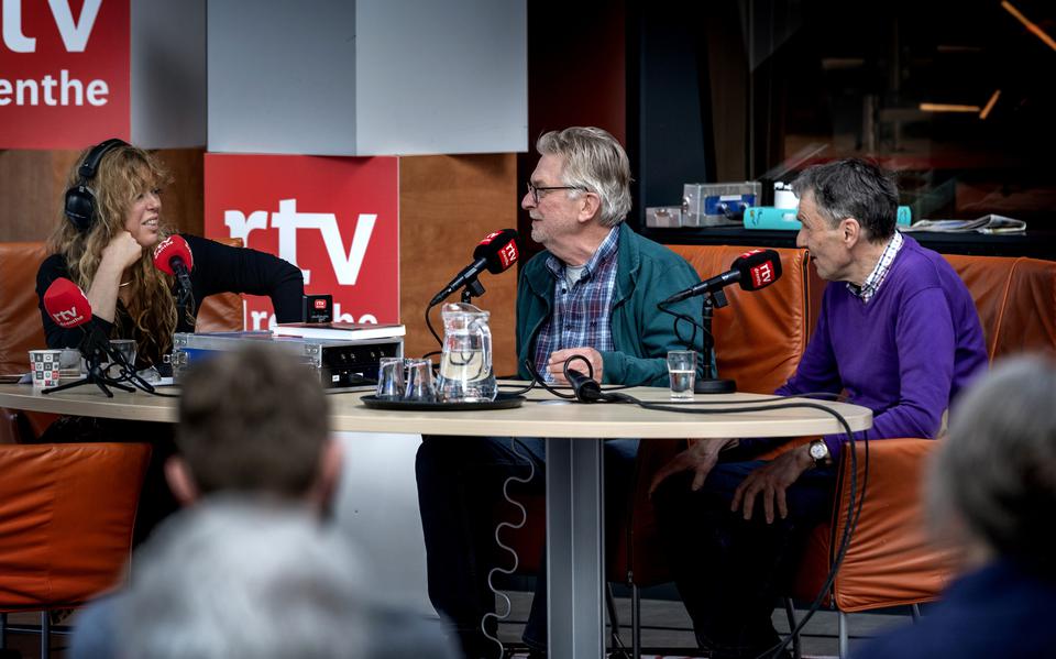 Bertus Boivin (midden) en Lukas Kwant leggen presentator Sophie Timmer van RTV Drenthe uit wat ze zoal ontdekt hebben bij hun onderzoek naar de Noorderbegraafplaats in Assen. 