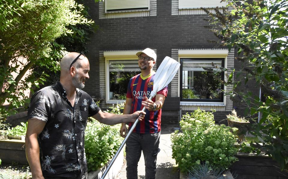 Gabriël Seidel en zijn zoon Thomas. Ze wilden maandag op vakantie, maar de boot werd 's nachts gestolen.