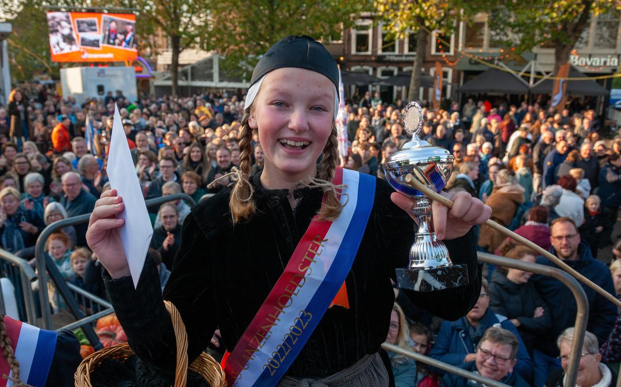 Een dolblije Jill Zwaneveld (11) is verkozen tot Miss Ganzenhoedster. Een dolblije Jill Zwaneveld (11) is verkozen tot Miss Ganzenhoedster.