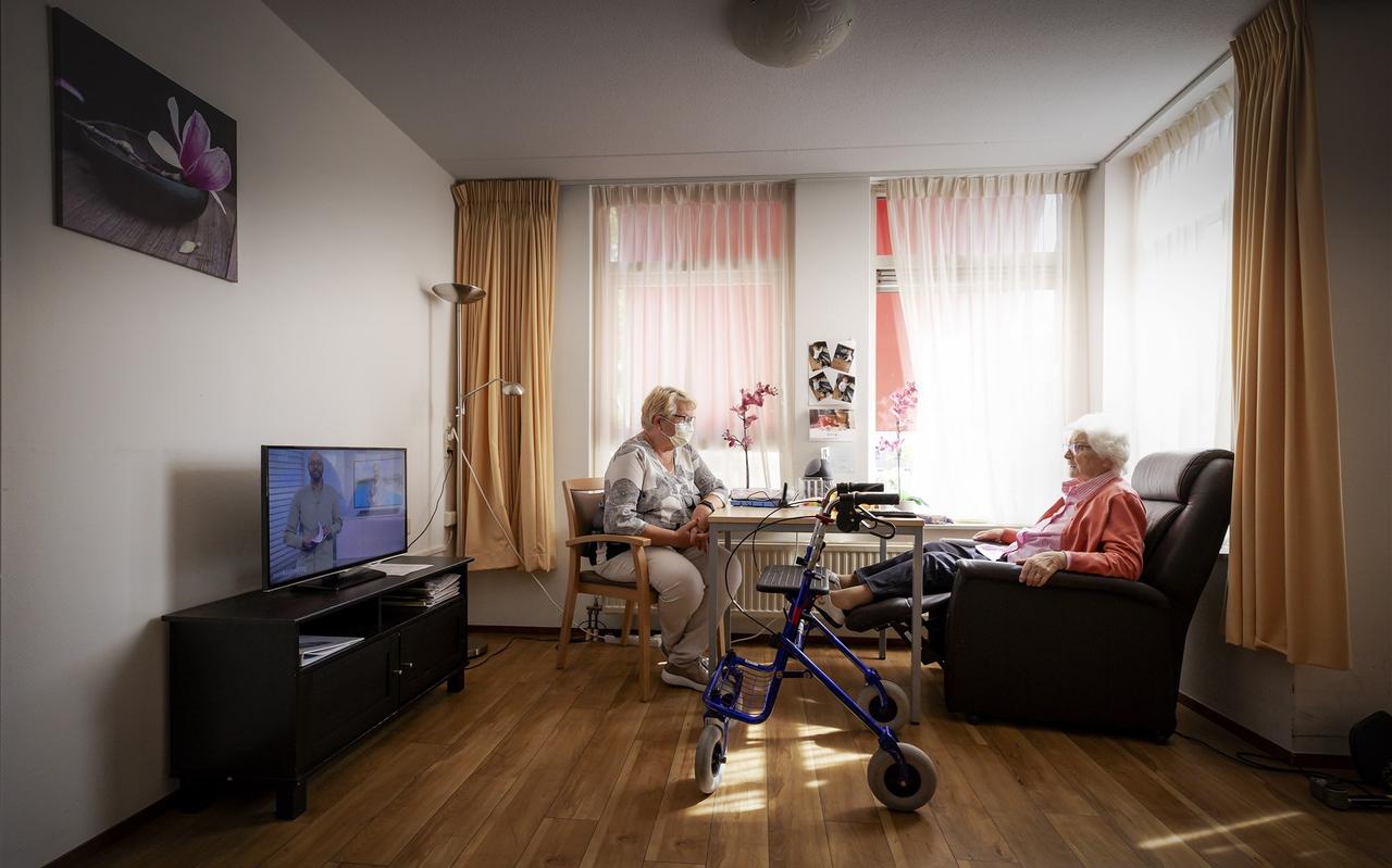 Ouderen zijn vaak eenzaam tijdens de coronacrisis. Het Ouderenfonds heeft de Zilverlijn opgericht, waarmee leden kunnen telefoneren met een belmaatje. Ouderen zijn vaak eenzaam tijdens de coronacrisis. Het Ouderenfonds heeft de Zilverlijn opgericht, waarmee leden kunnen telefoneren met een belmaatje.
