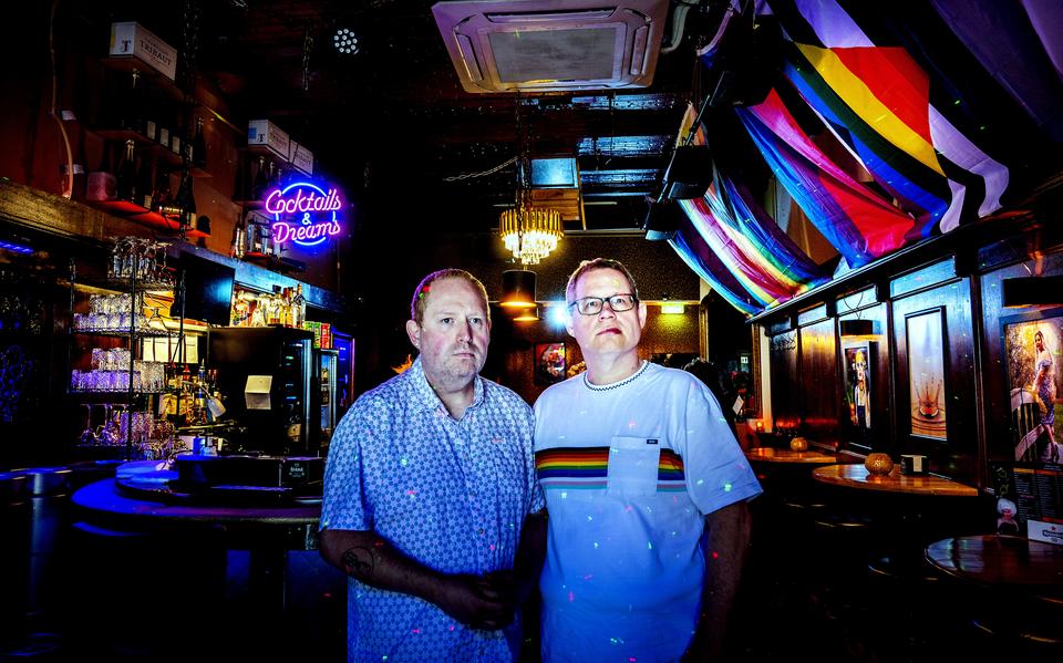 Waynne (rechts) en Andy van Dorothy's Drag under the Rainbow aan de Pottebakkersrijge in Groningen openden op tweede paasdag onverwacht de cafédeuren. Dit om het geweldsincident van dit weekend samen met hun gasten te verwerken.