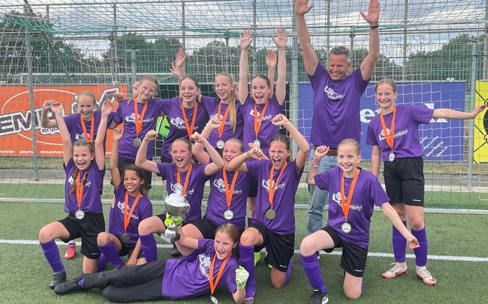 Meidenteam Willibrordschool uit Stadskanaal naar landelijke finale schoolvoetbal in Zeist. 
