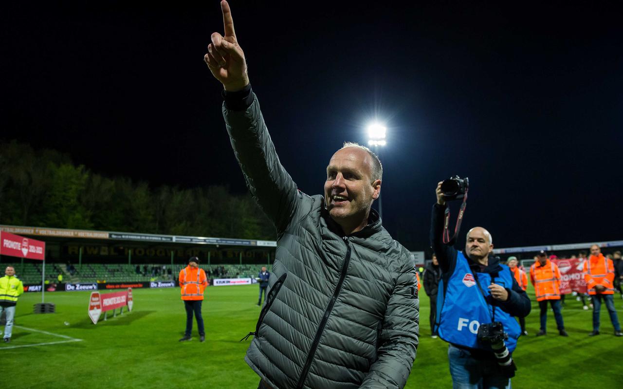 FC Emmen-trainer Dick Lukkien viert de promotie van FC Emmen naar de eredivisie, na de 0-1 overwinning op FC Dordrecht.