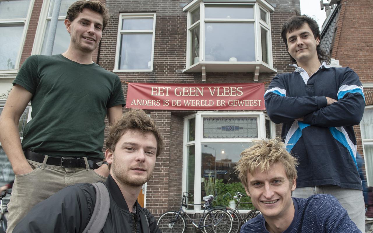 Vanaf links: Oscar Stolk, Jos Spijkerman, Floris van der Plas en Sander Kaatee voor hun studentenhuis.