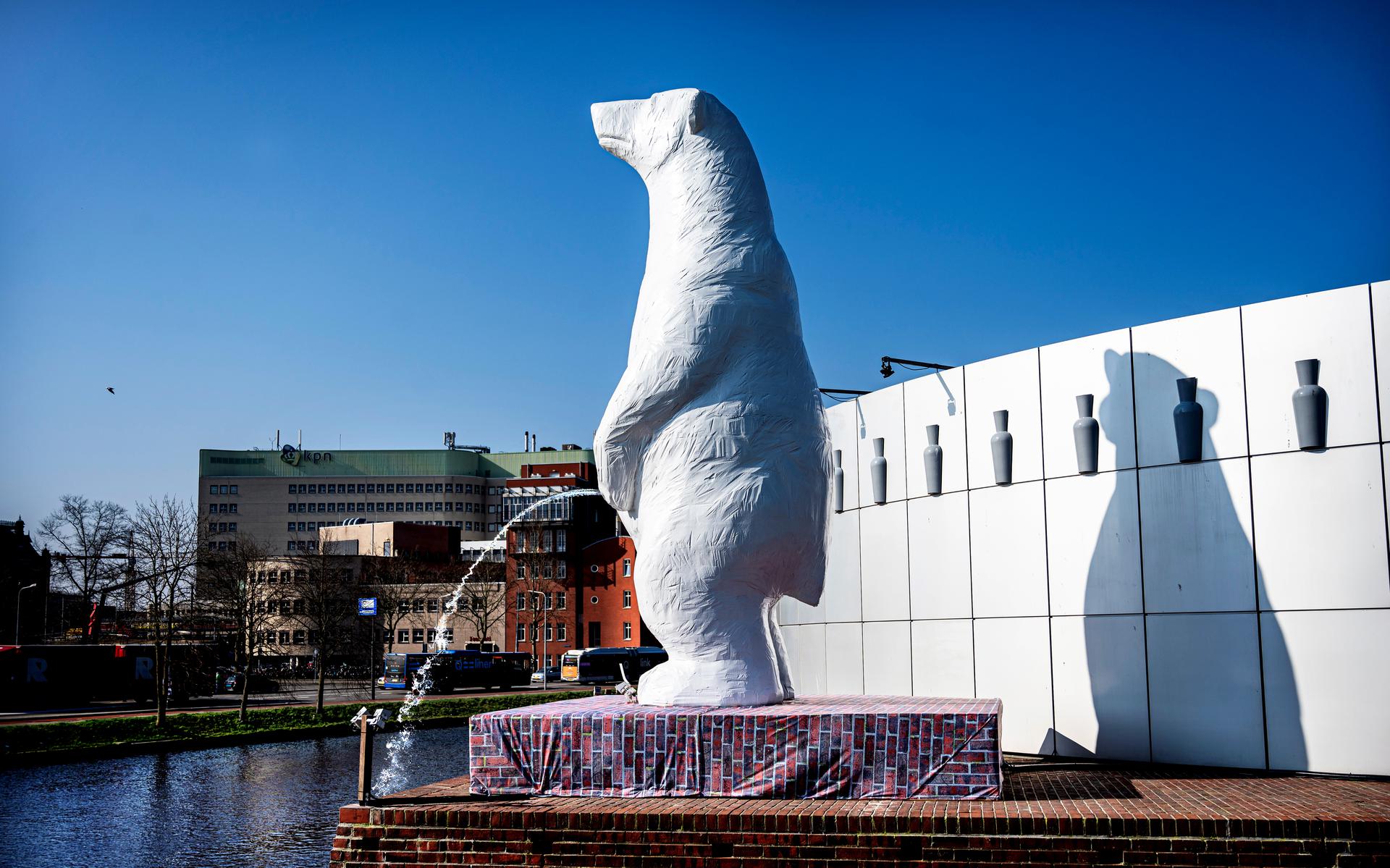 De 'Pissende IJsbeer' staat vanaf vrijdagochtend te piesen bij het Groninger Museum. 