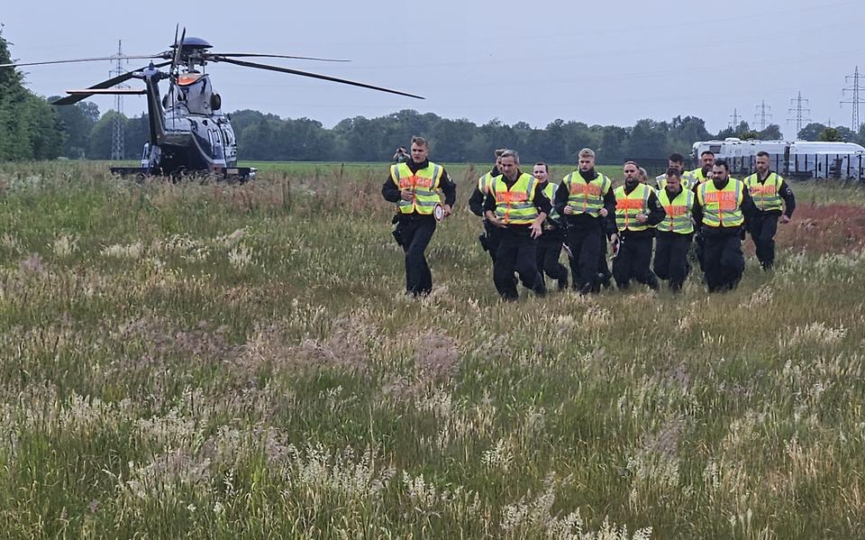 De Duitse Bundespolizei zet nu ook een helikopter in bij grenscontroles, zoals zaterdag bij Nordhorn. 