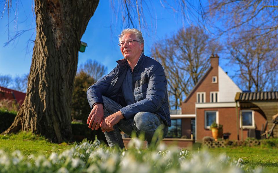 Koos Sinnige in zijn achtertuin, waar straks zijn kleinkinderen hun tentje opzetten om te logeren. Dat is pas rijkdom, vindt Sinnige.