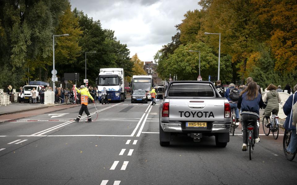 Verkeersregelaars ruimen hun kettinkjes op tijdens een storing aan de Herebrug, vorig jaar. 