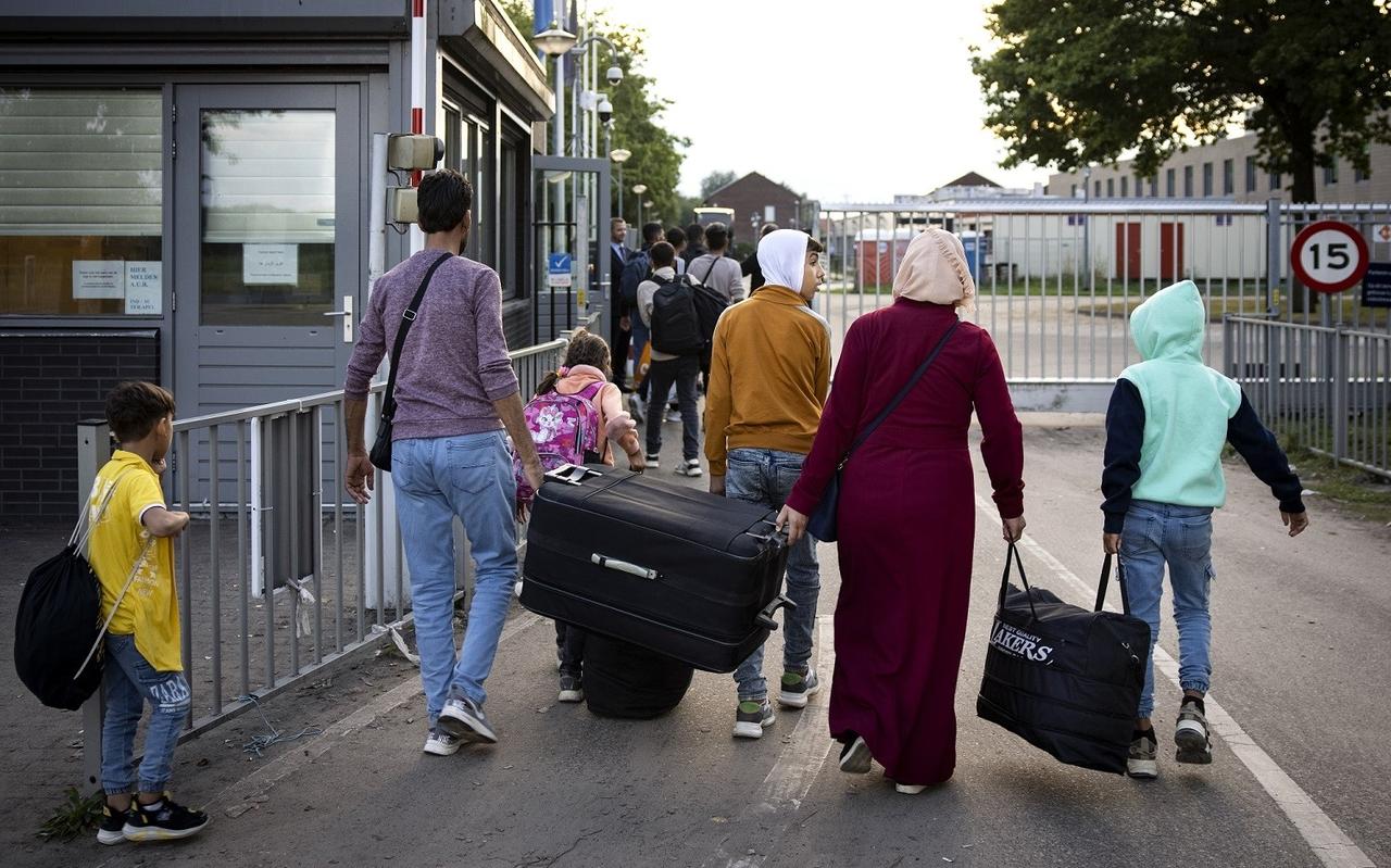 TER APEL - Vluchtelingen komen aan bij het aanmeldcentrum in Ter Apel. Sinds zaterdag kunnen asielzoekers die niet terecht kunnen in Ter Apel worden opgevangen in Zoutkamp. ANP RAMON VAN FLYMEN TER APEL - Vluchtelingen komen aan bij het aanmeldcentrum in Ter Apel. Sinds zaterdag kunnen asielzoekers die niet terecht kunnen in Ter Apel worden opgevangen in Zoutkamp. ANP RAMON VAN FLYMEN
