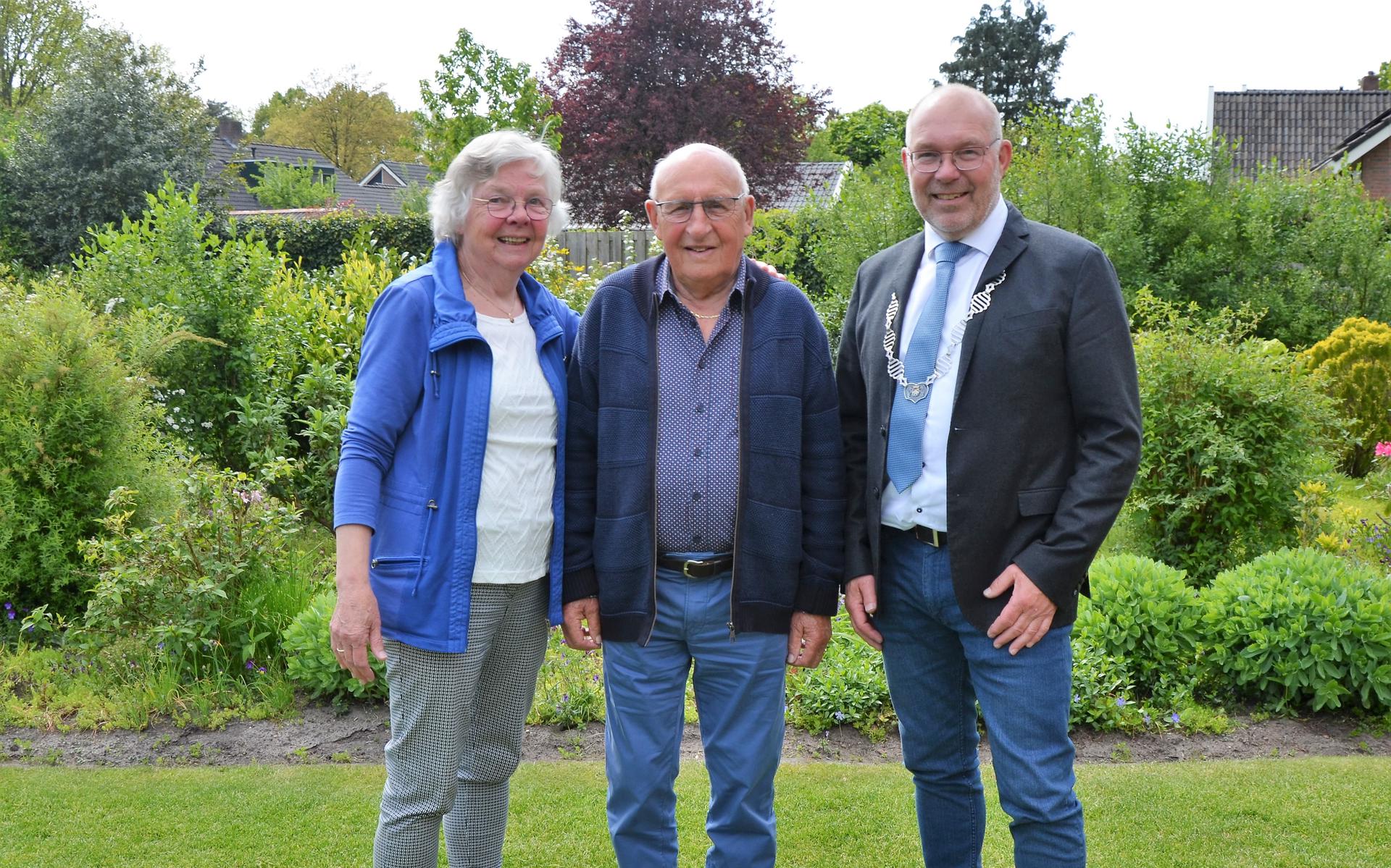 Geert en Annie Lieben uit Exloo zijn 60 jaar getrouwd. Rechts locoburgemeester Henk Zwiep van de gemeente Borger-Odoorn. 