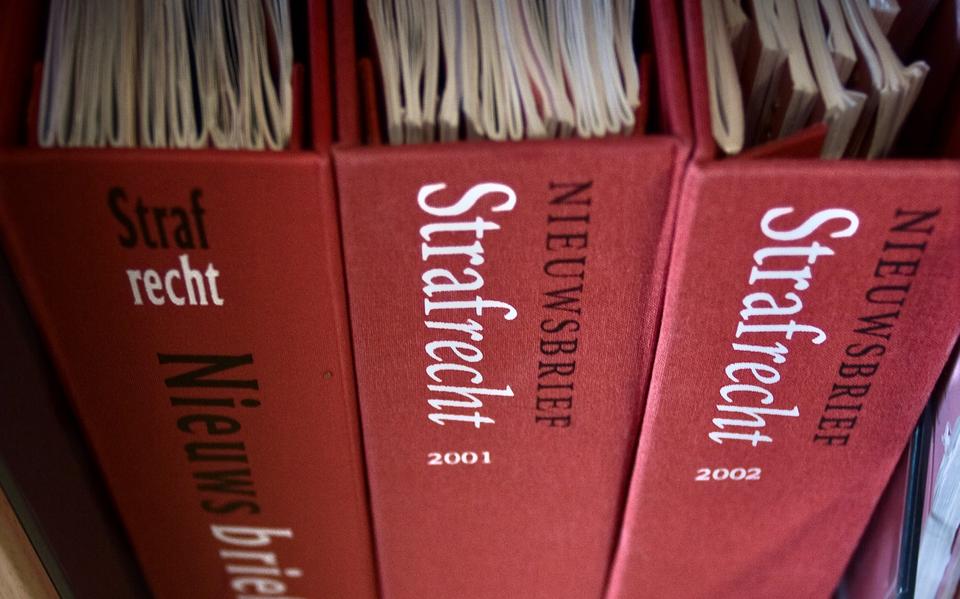 Strafrechtboeken in bibliotheek van de rechtbank.