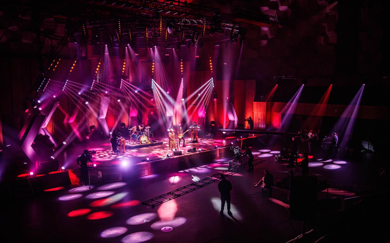 De Zwitserse Priya Ragu neemt een livesessie op in de grote zaal van De Oosterpoort. De Zwitserse Priya Ragu neemt een livesessie op in de grote zaal van De Oosterpoort.