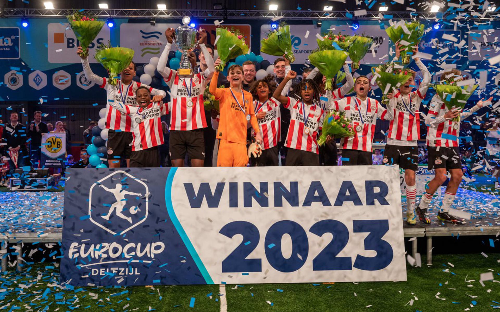 De jongens van PSV zijn dolblij met hun overwinning.