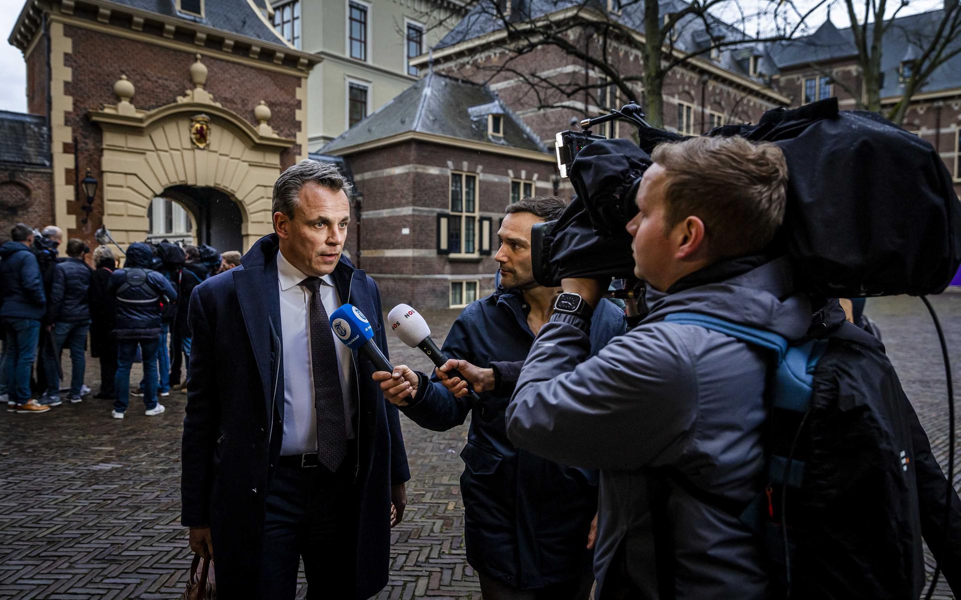 Minister Mark Harbers (VVD) op het Binnenhof in Den Haag.