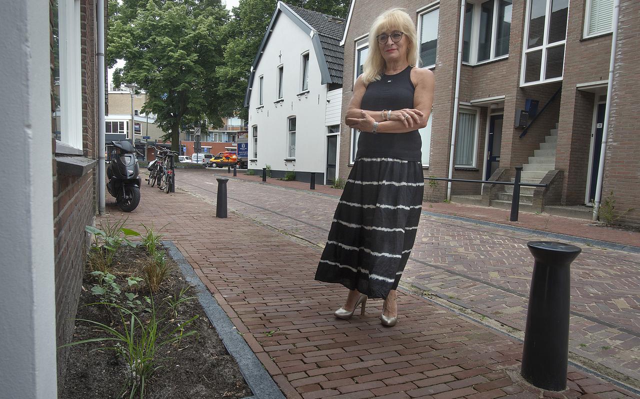 Anna Dorenbos wil geveltuintjes aanleggen in haar straat. Anna Dorenbos wil geveltuintjes aanleggen in haar straat.