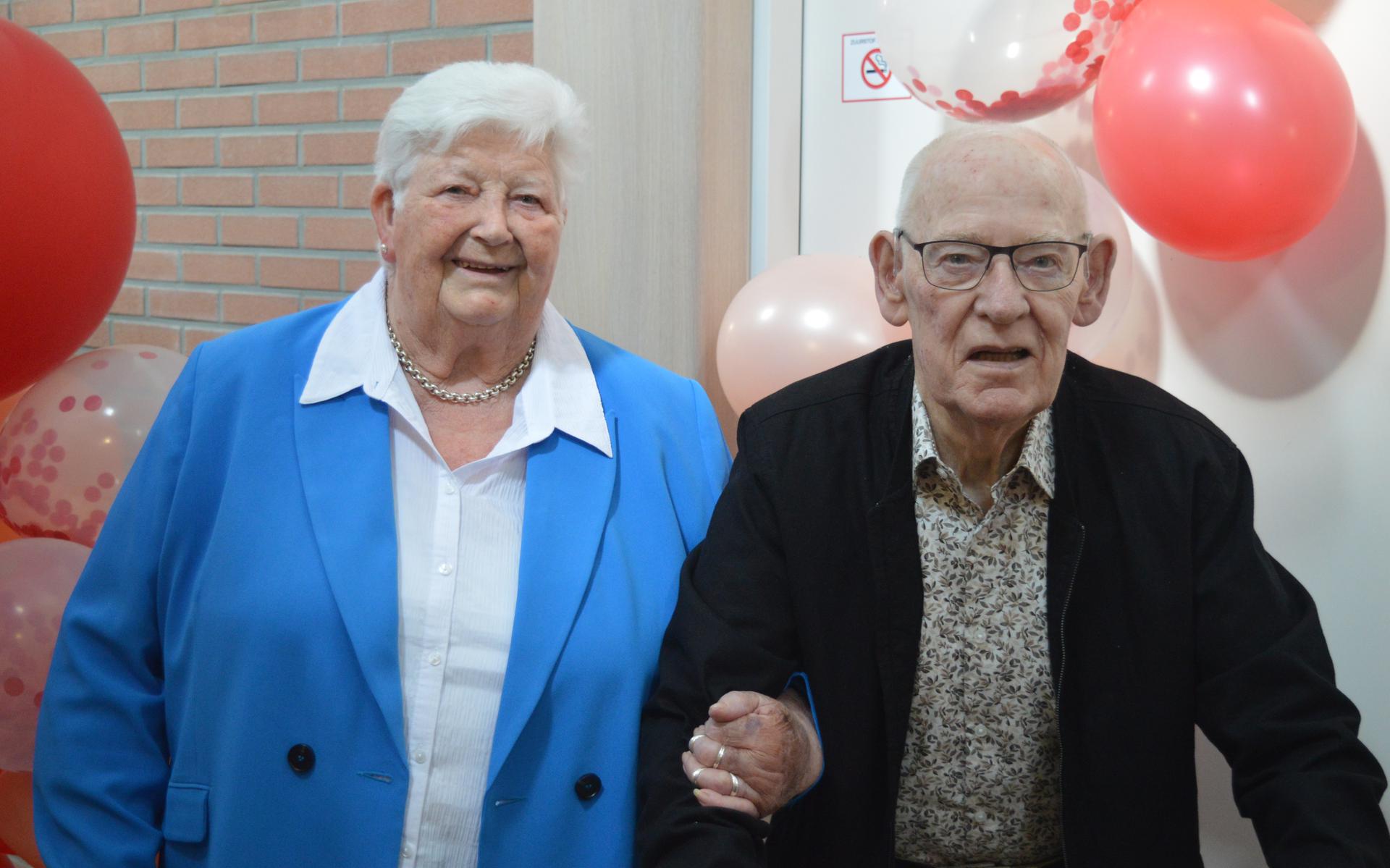 Het is feest, want Hennie en Marietje Suelmann uit Oosterhesselen zijn 60 jaar getrouwd.