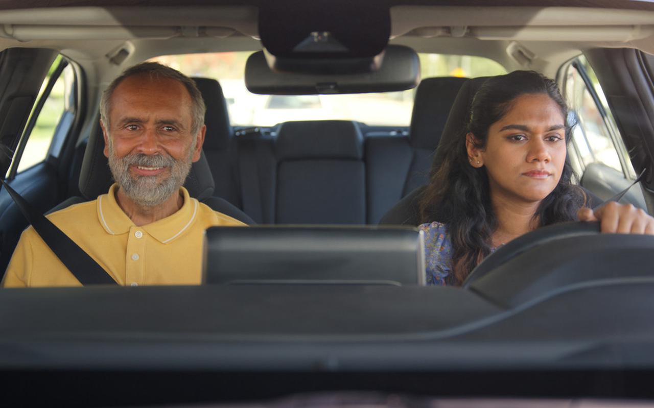 Isuri Wijesundara en Bernard White spelen immigranten uit Sri Lanka in een aflevering van de serie 'Little America'.