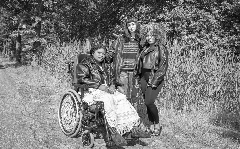 Lily (midden) met de Angolese zussen Gloria en Maura in Ter Apel. Op verzoek van de Gloria en Maura is de foto in zwart-wit. 