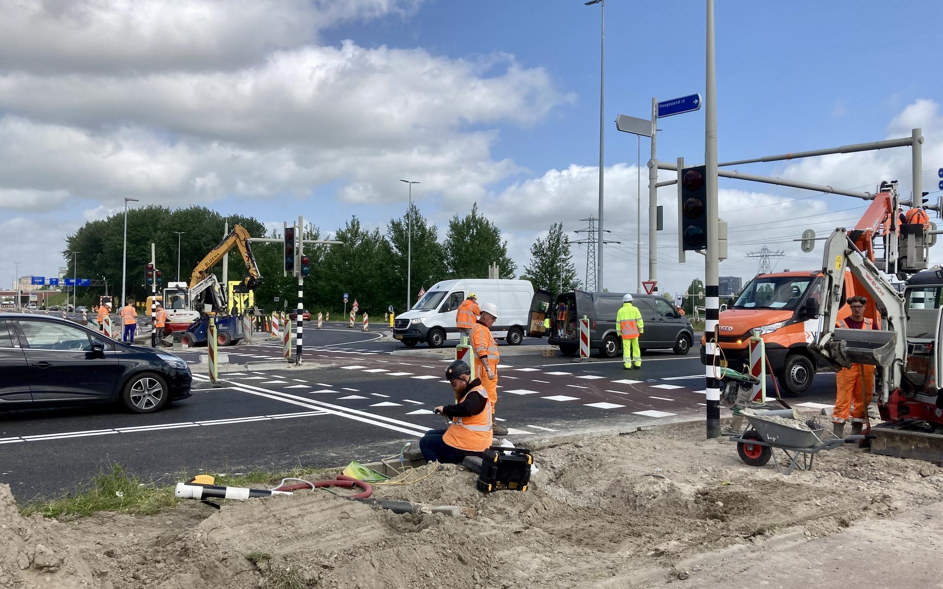 Waarom staan er meer dan tien verkeersregelaars op het Europaplein in