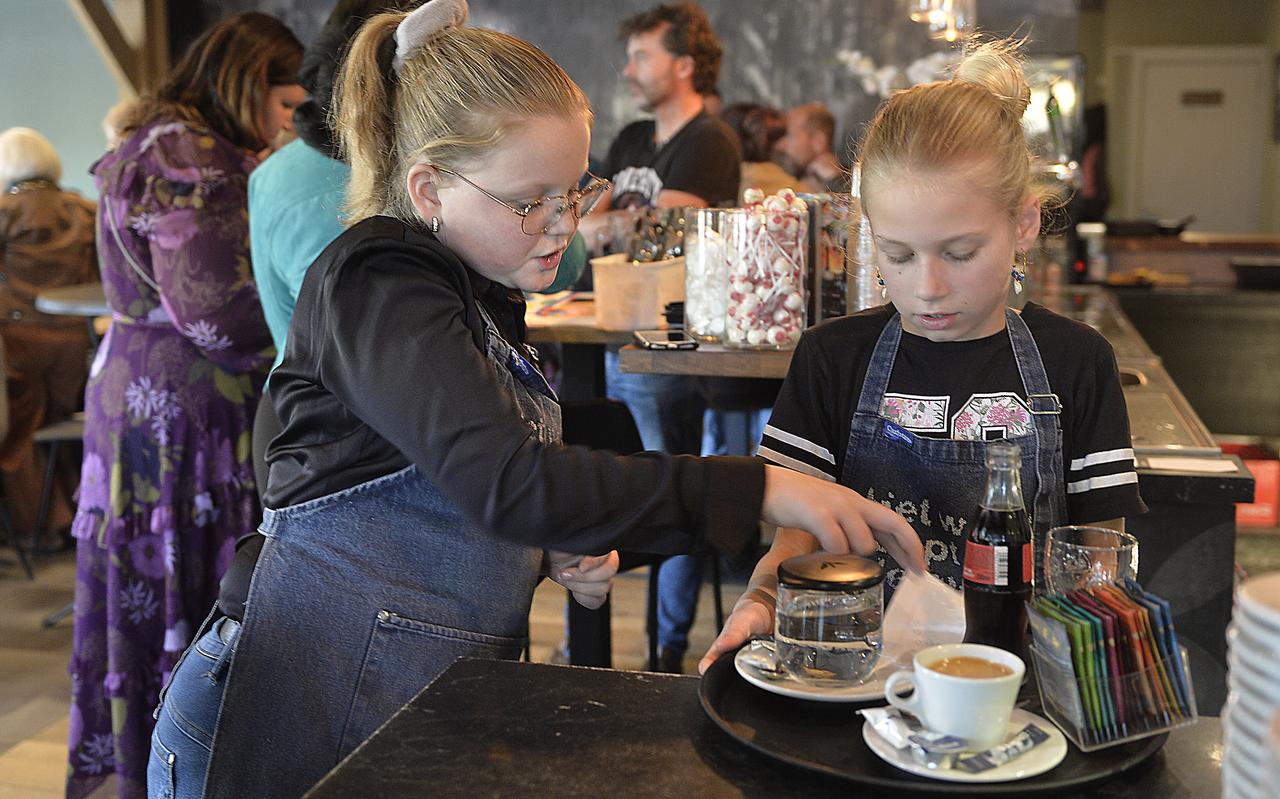 Robien Mulder (links) voor even aan het werk in grand-café en hotel LiBo in Aalden. Naast haar staat Lynn de Waard , die ook met veel plezier meedoet aan Petje af. Robien Mulder (links) voor even aan het werk in grand-café en hotel LiBo in Aalden. Naast haar staat Lynn de Waard , die ook met veel plezier meedoet aan Petje af.