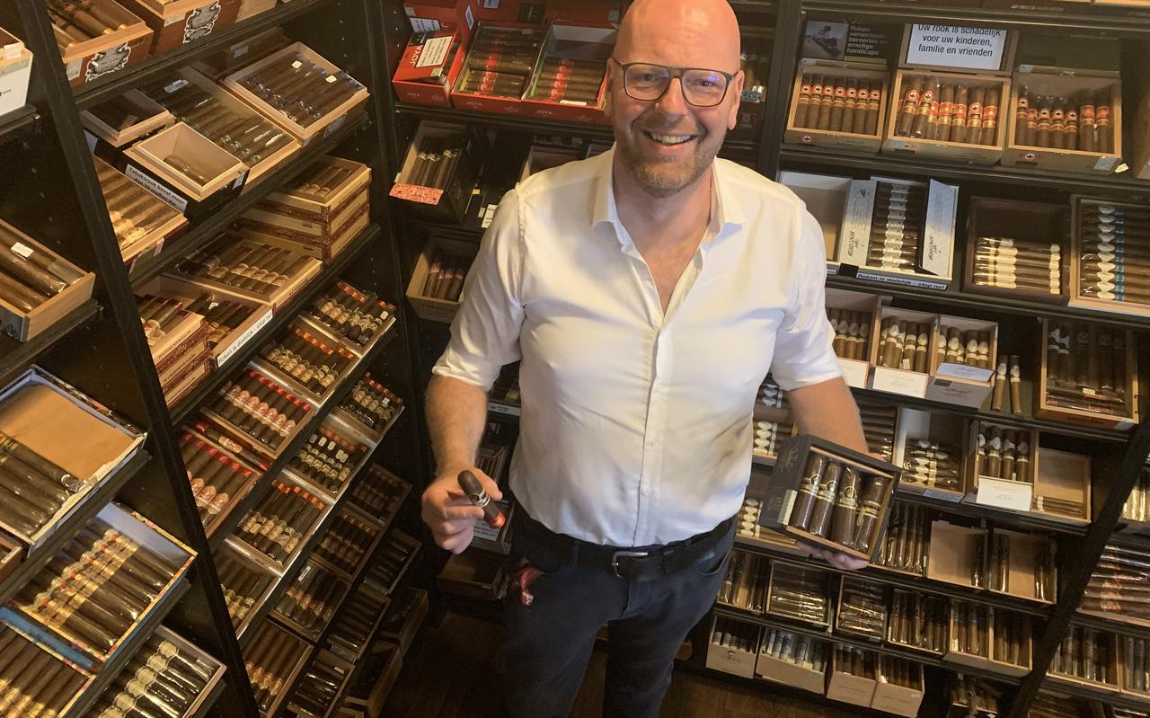 Directeur Tom Mulder in een van zijn sigarenzaken. Van Dalen Cigars opent dit voorjaar in de stad Groningen. Directeur Tom Mulder in een van zijn sigarenzaken. Van Dalen Cigars opent dit voorjaar in de stad Groningen.