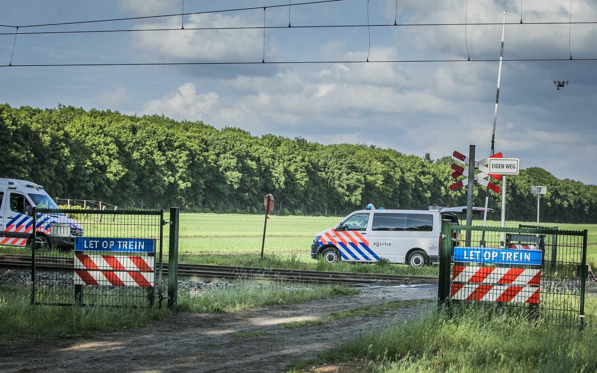 De onbewaakte spoorwegovergang in Hooghalen waar het tragische ongeval vrijdag plaatsvond. 