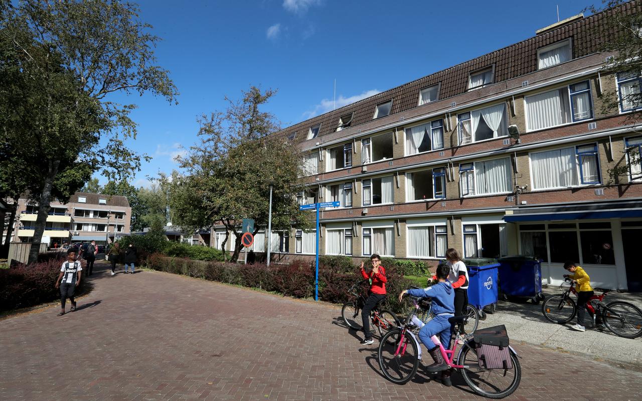 Kinderen spelen op hun fietsjes bij het gerenoveerde asielzoekerscentrum in Musselkanaal. Het zijn veel meer dan gedacht. Kinderen spelen op hun fietsjes bij het gerenoveerde asielzoekerscentrum in Musselkanaal. Het zijn veel meer dan gedacht.
