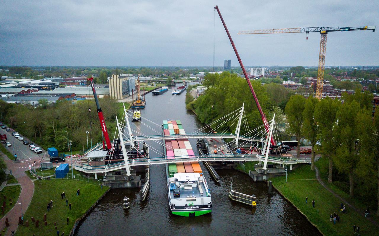 Scheepvaart weer op gang bij de Gerrit Krolbrug in Groningen. De loopbruggen krijgen tijdelijk een hellingbaan. Er is nog geen oplossing voor fietsers en wandelaars tijdens de bouw van de definitieve brug. Scheepvaart weer op gang bij de Gerrit Krolbrug in Groningen. De loopbruggen krijgen tijdelijk een hellingbaan. Er is nog geen oplossing voor fietsers en wandelaars tijdens de bouw van de definitieve brug.