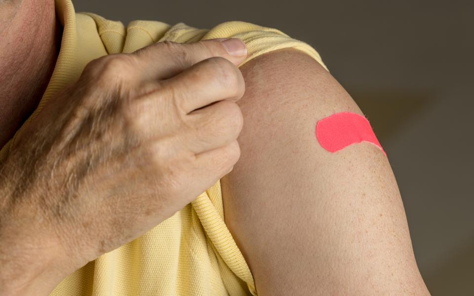 Een man laat een pleister zien nadat hem het BCG-vaccin is toegediend.