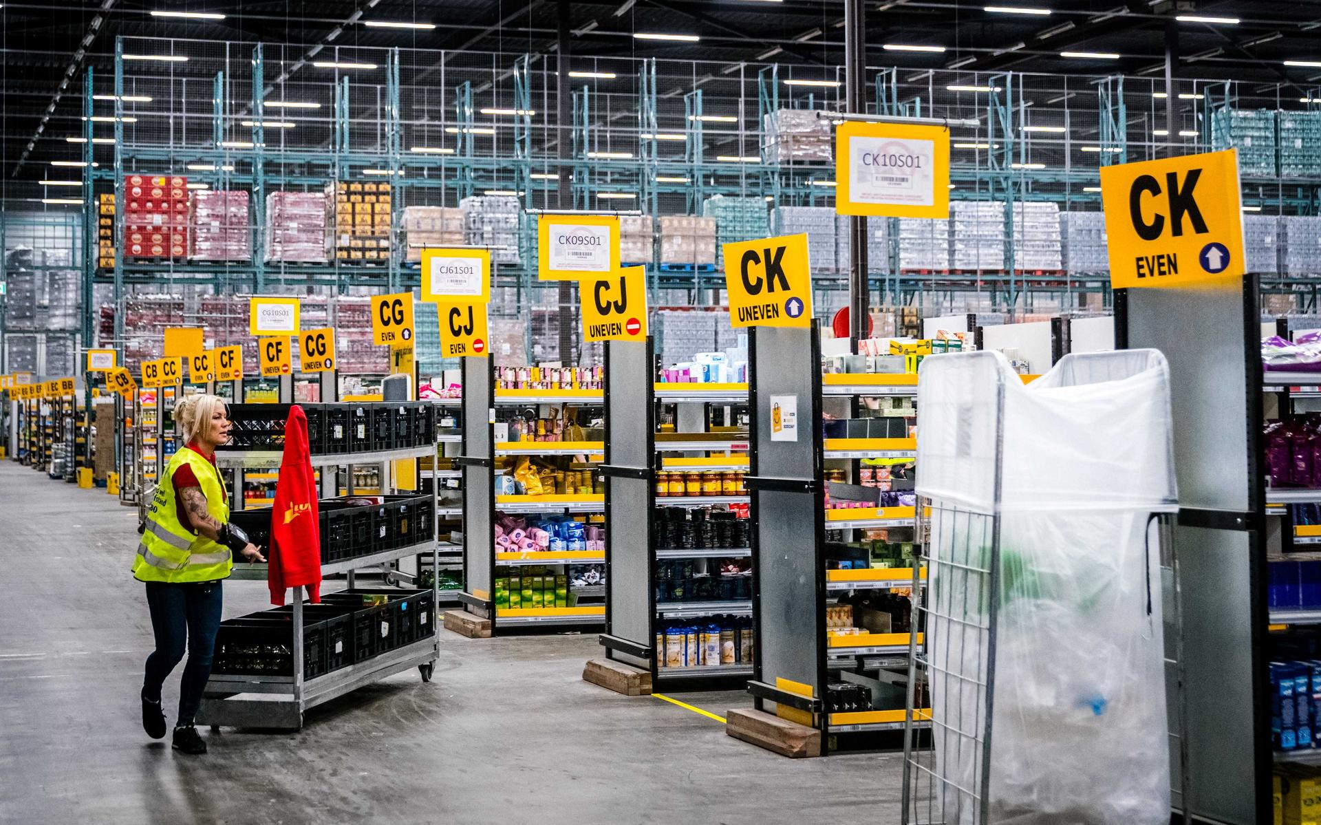 Een medewerker in de Jumbo Online Hub waar online bestelde boodschappen verzameld worden. Supermarkten halen recordomzetten sinds de coronacrisis uitbrak.