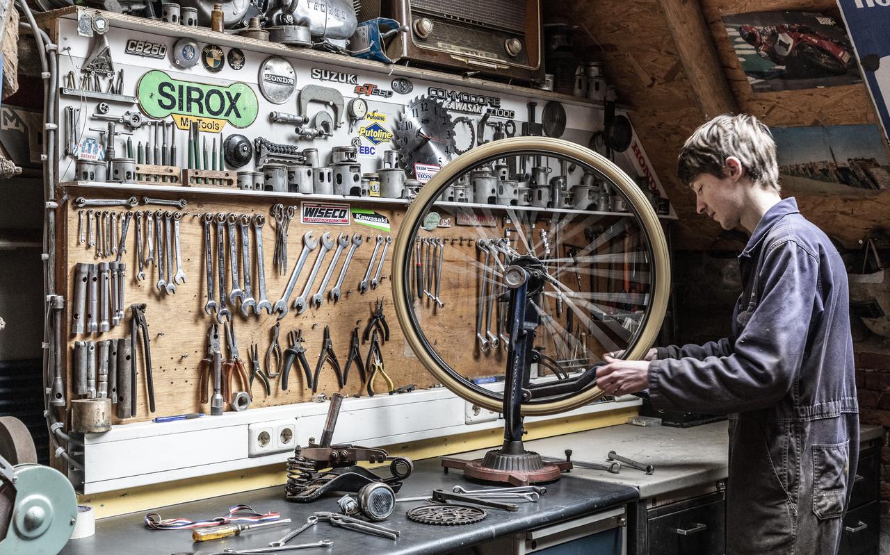 Abram de Jong uit Grijpskerk restaureert historische fietsen.