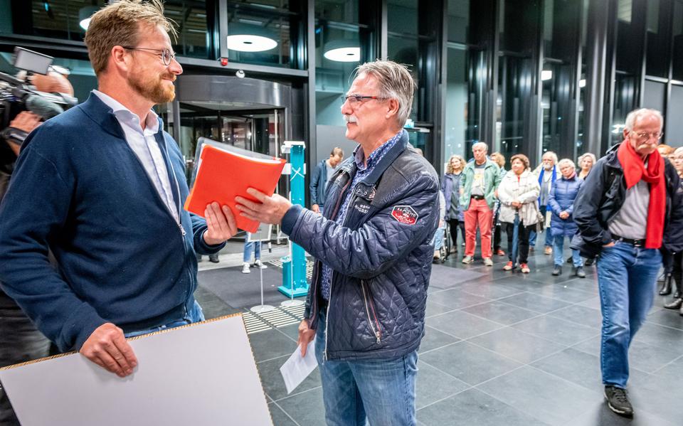 Chris van Malkenhorst, voorzitter van het Gerrit Krolbrug Comité, biedt Rik van Niejenhuis (links) de 5529 handtekeningen aan.