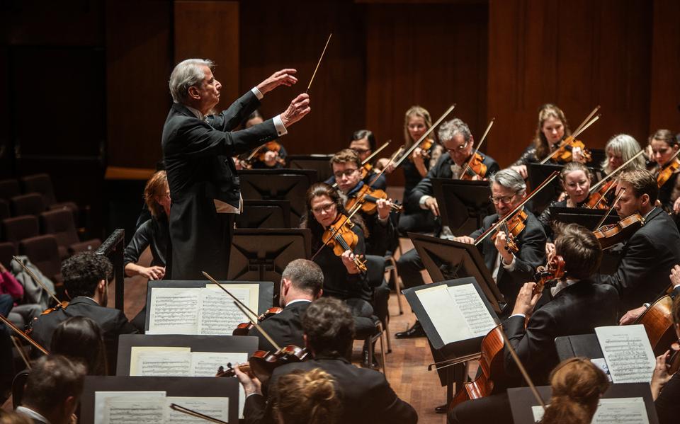In Schuberts symfonie toonde dirigent Hartmut Haenchen zijn grip op de materie.