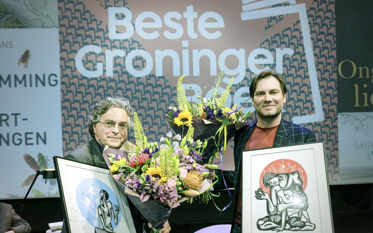 Peter Vroege (links) en Auke Hulst nadat ze de prijs voor Beste Groninger Boek - non fictie en fictie - in ontvangst hebben genomen.