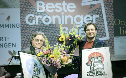 Peter Vroege (links) en Auke Hulst nadat ze de prijs voor Beste Groninger Boek - non fictie en fictie - in ontvangst hebben genomen.
