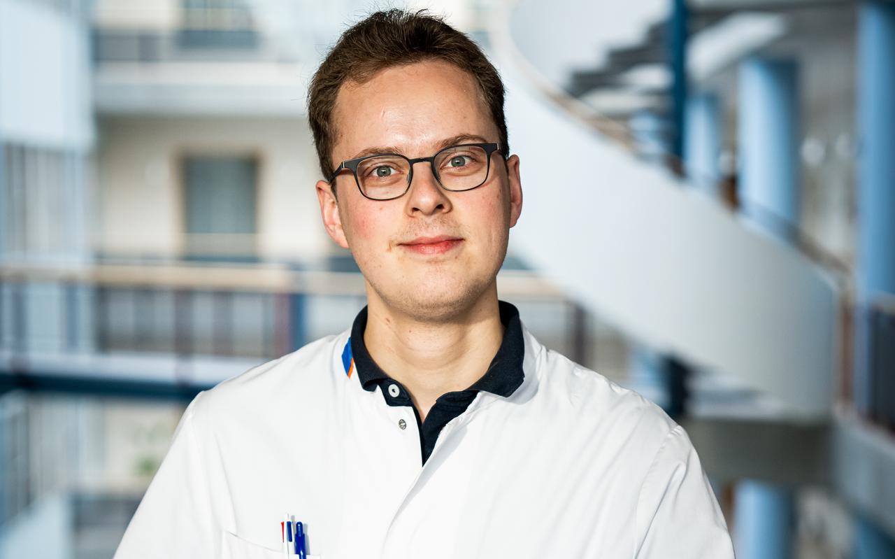 Arts-onderzoeker Arno Bourgonje (26) promoveert op biomarkers in het bloed, waarmee het verloop van darmziektes is te volgen. Hij is gescout door een prestigieuze onderzoeksgroep uit de VS. Arts-onderzoeker Arno Bourgonje (26) promoveert op biomarkers in het bloed, waarmee het verloop van darmziektes is te volgen. Hij is gescout door een prestigieuze onderzoeksgroep uit de VS.