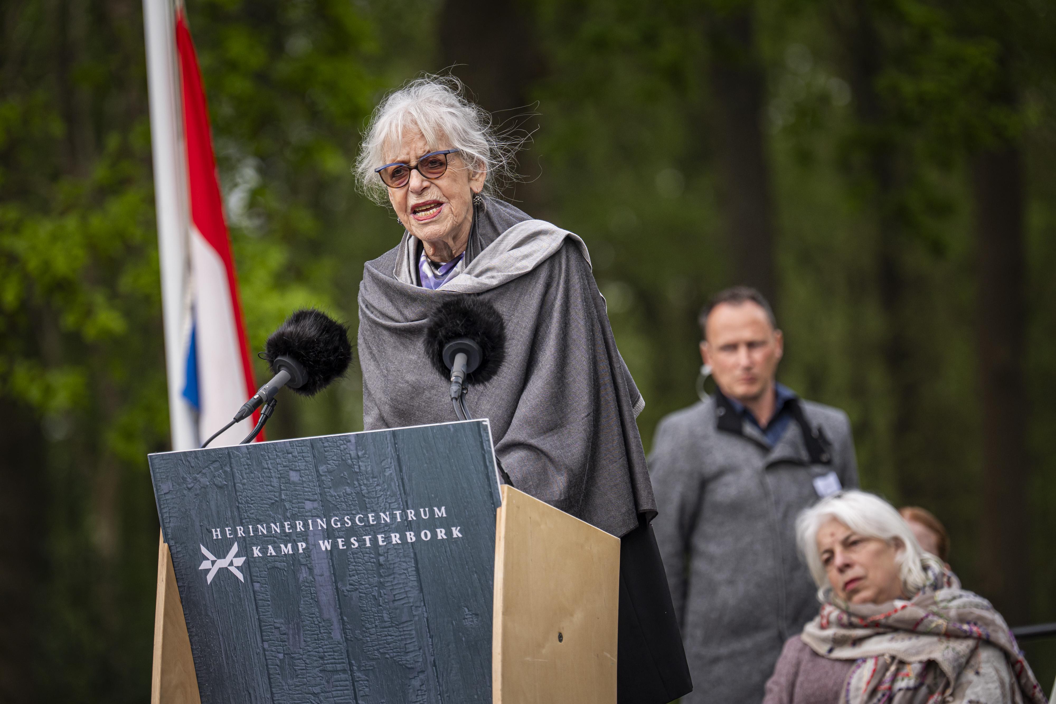 Duizenden mensen zijn stil in voormalig Kamp Westerbork. ‘Je kunt de geschiedenis hier bijna voelen’