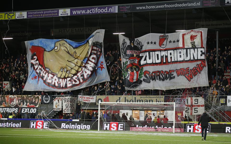 Sfeeractie supporters FC Emmen tegen Jong Ajax. 