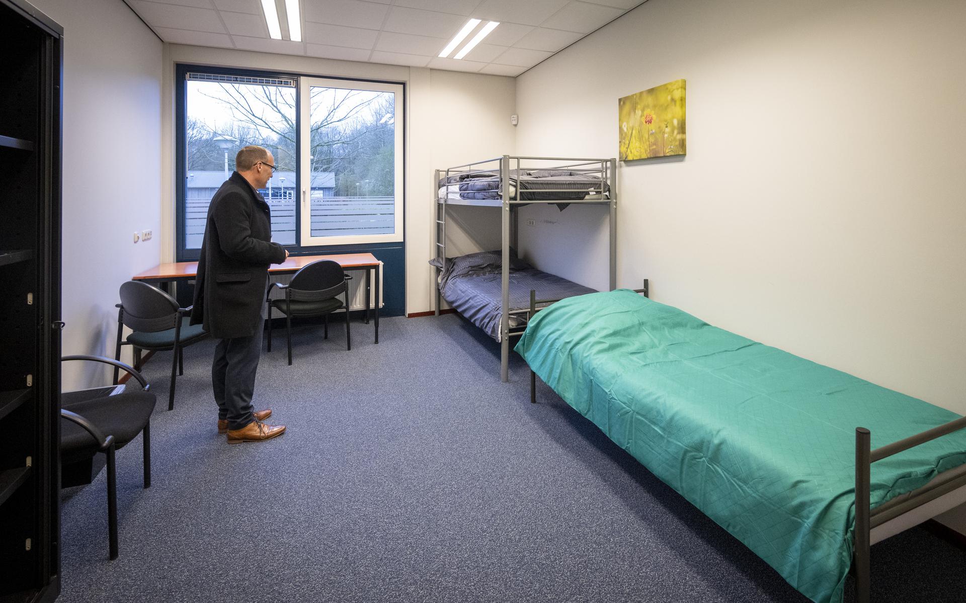 Anno Wietze Hiemstra, burgemeester Aa en Hunze, bekijkt de nieuwe kamers voor vluchtelingen in zijn gemeente in april 2022.