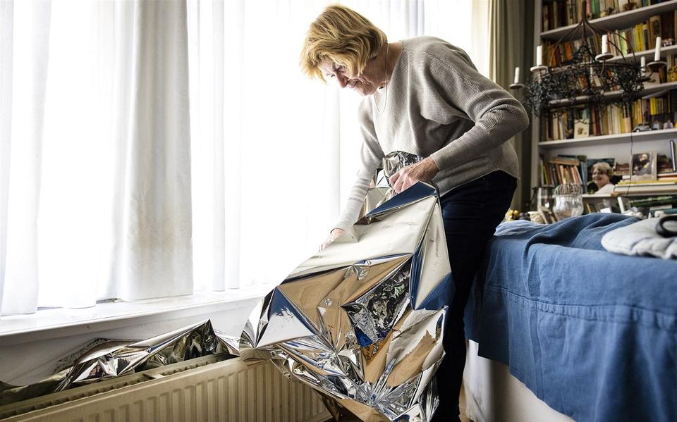 Woningcorporaties verstrekken op grote schaal gratis radiatorfolie aan huurders in slecht geïsoleerde woningen. Met deze en andere isolatiespulletjes kunnen de bewoners van de koude huizen hun energielasten enigszins drukken.