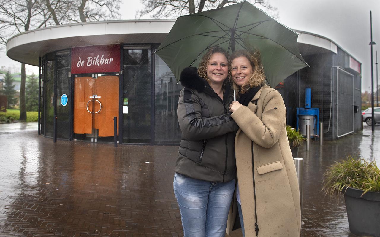 Jolanda (links) en Miranda de Jonge voor de Bik Bar op het Marktplein van Emmen. Het bekende horecabedrijf gaat weer open en de beide vrouwen gaan er werken. Jolanda (links) en Miranda de Jonge voor de Bik Bar op het Marktplein van Emmen. Het bekende horecabedrijf gaat weer open en de beide vrouwen gaan er werken.