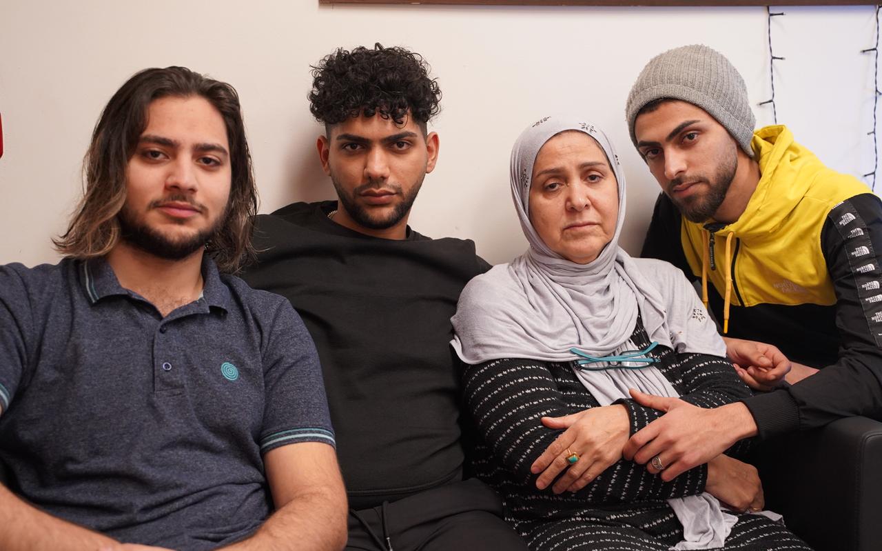 Familie Alkinani. V.l.n.r. Muntadar (18), Ibrahim (22), Samira (64) en Sajad (24). Familie Alkinani. V.l.n.r. Muntadar (18), Ibrahim (22), Samira (64) en Sajad (24).