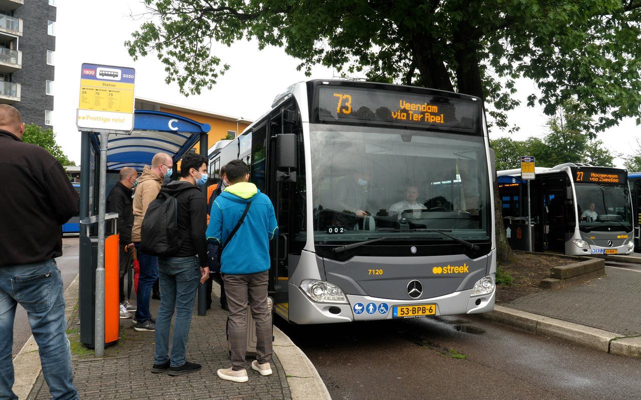 Buslijn 73 bij het station in Emmen. foto: DVHN