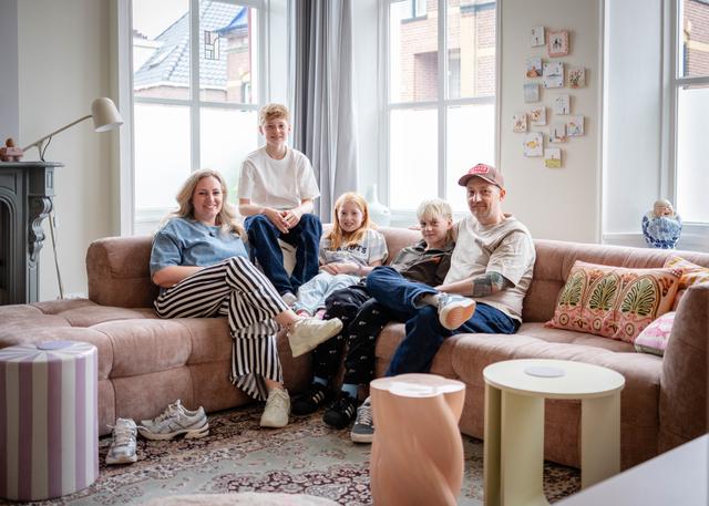 ‘Behang blijft hier nooit langer dan vijf jaar hangen.’ Zo wonen Tessa (41) en Jaap (44) in Noordbro