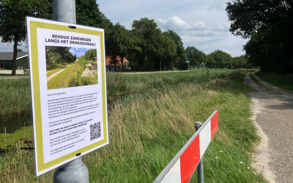 Aanwonenden hebben borden opgehangen langs het kanaal.
